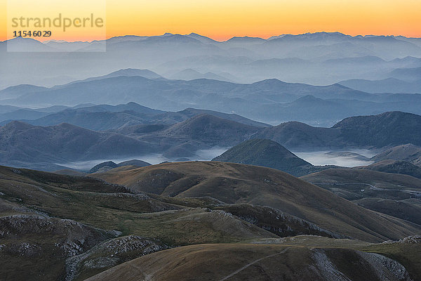Italien  Abruzzen  Gran Sasso und Monti della Laga Nationalpark  Plateau Campo Imperatore bei Sonnenaufgang