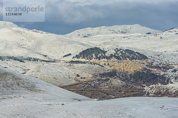 Italien  Abruzzen  Gran Sasso und Monti della Laga Nationalpark  Die Stadt Castel del Monte im Winter