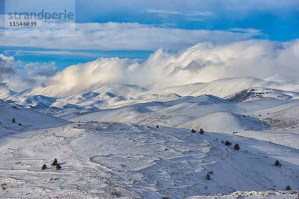 Italien  Abruzzen  Gran Sasso und Monti della Laga Nationalpark  Berge im Winter