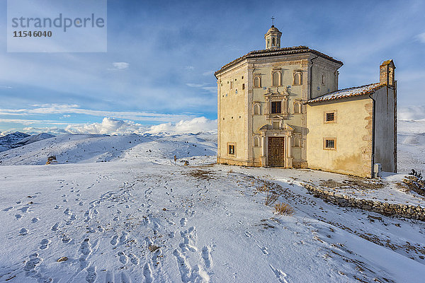 Italien  Abruzzen  Gran Sasso e Monti della Laga Nationalpark  Die kleine Kirche Santa Maria della Pieta in Rocca Calascio bei Sonnenuntergang im Winter