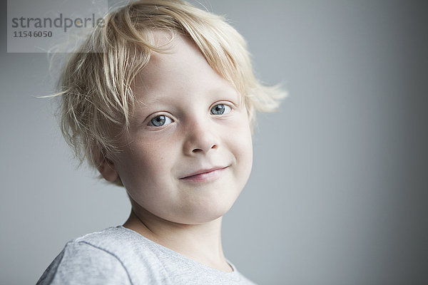 Porträt des lächelnden kleinen blonden Jungen
