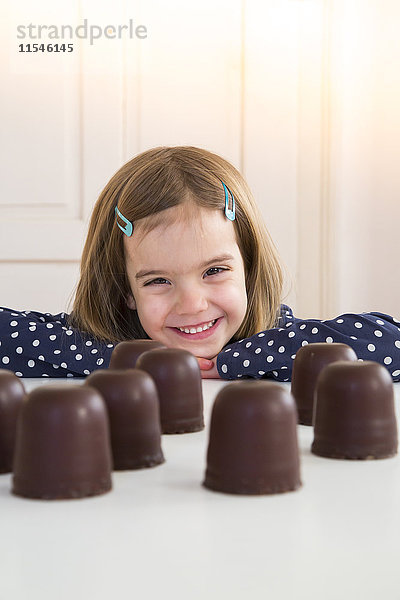 Porträt eines glücklichen Mädchens mit Schoko-Marshmallows