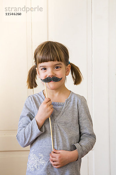 Porträt eines kleinen Mädchens mit Schnurrbart