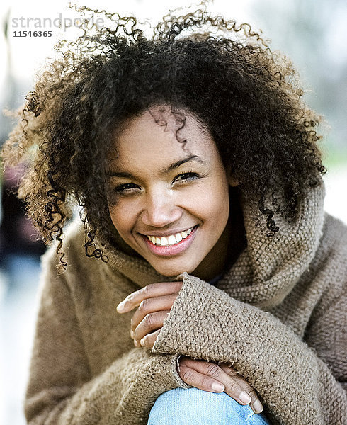 Porträt der lächelnden jungen Frau mit Afro