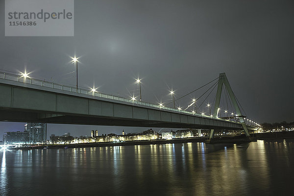 Deutschland  Köln  Blick auf die Severinsbrücke bei Nacht