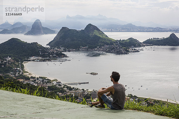 Brasilien  Rio de Janeiro  Touristensitz am Aussichtspunkt