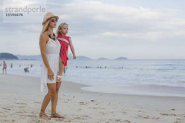 Brasilien  Rio de Janeiro  Mutter mit Tochter am Strand von Copacabana