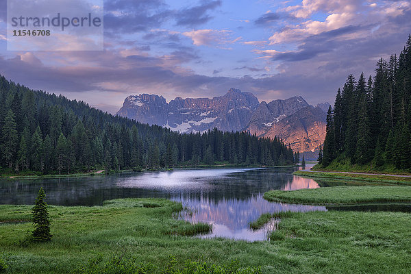 Italien  Provinz Belluno  Dolomiten  Misurina-See mit dem Sorapiss-Massiv bei Sonnenaufgang