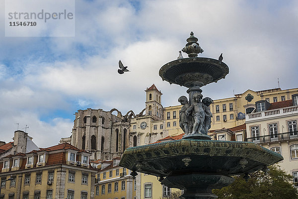 Portugal  Lissabon  Brunnen und Kloster Igreja do Carmo im Hintergrund