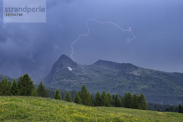 Italien  Trentino  Dolomiten  Passo Rolle  Blitzeinschlag  Berg