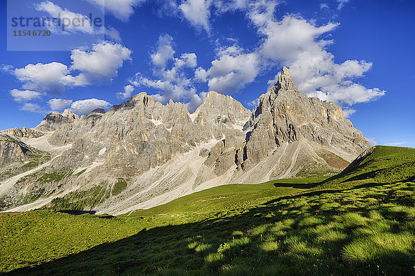 Italien  Trentino  Dolomiten  Passo Rolle  Berggruppe Pale di San Martino mit dem Berg Cimon della Pala