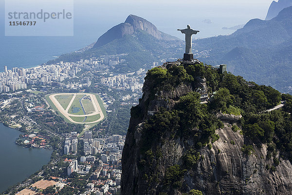 Brasilien  Luftaufnahme von Rio De Janeiro  Corcovado Berg mit Statue von Christus dem Erlöser