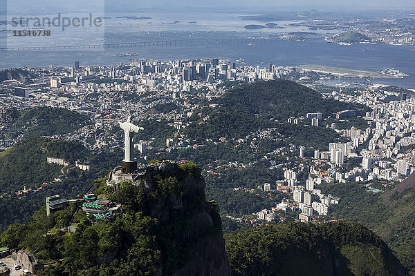 Brasilien  Luftaufnahme von Rio De Janeiro  Corcovado Berg mit Statue von Christus dem Erlöser