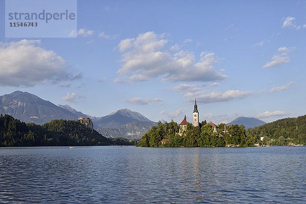 Slowenien  Gorenjska  Bled  Insel Bled  Marienwallfahrtskirche und Bleder See