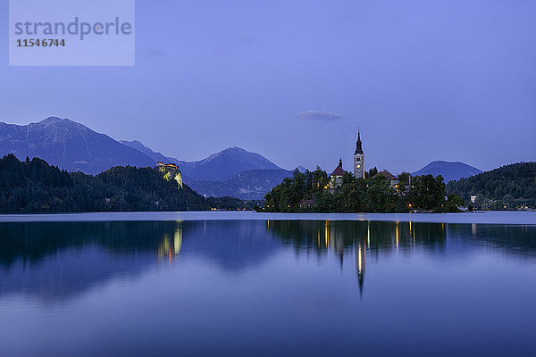 Slowenien  Gorenjska  Bled  Insel Bled  Marienwallfahrtskirche und Bleder See am Abend
