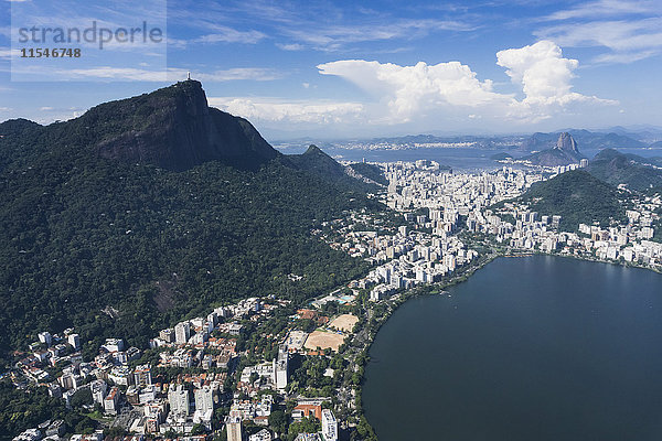 Brasilien  Luftaufnahme von Rio De Janeiro  Corcovado Berg mit Statue von Christus dem Erlöser