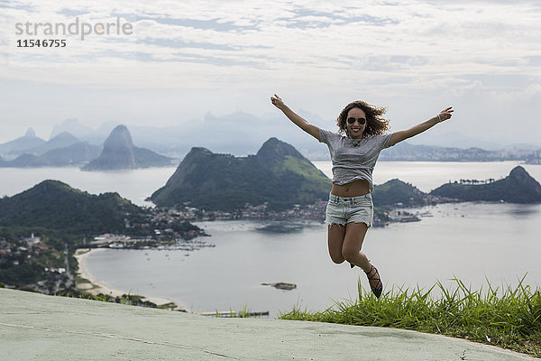 Brasilien  Frau auf einem Aussichtspunkt in Rio de Janeiro