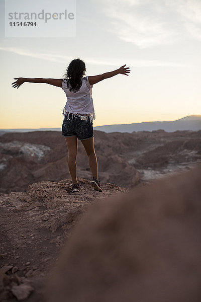 Chile  San Pedro de Atacama  Frau in der Atacama-Wüste mit ausgestreckten Armen