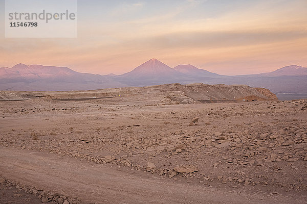Chile  San Pedro de Atacama  Atacama-Wüste bei Dämmerung