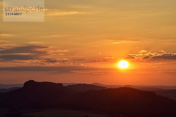 Deutschland  Sachsen  Elbsandsteingebirge  Blick auf den Nationalpark Sächsische Schweiz bei Sonnenuntergang