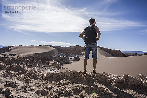 Chile  San Pedro de Atacama  Mondtal  Wanderer in der Wüste