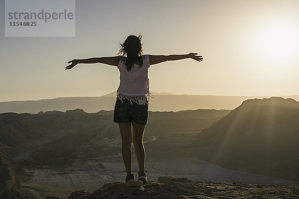 Chile  San Pedro de Atacama  Frau in der Atacama-Wüste mit ausgestreckten Armen