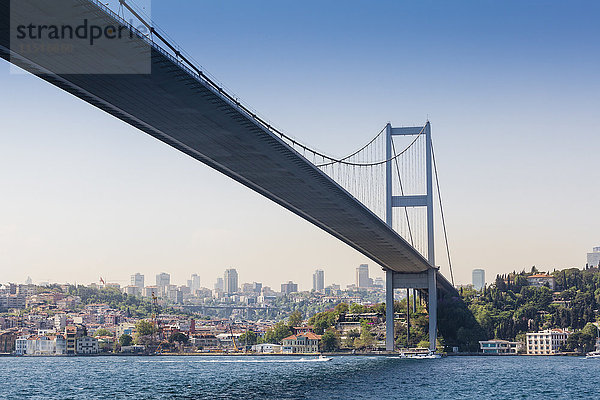 Türkei  Istanbul  Blick auf die Bosporusbrücke