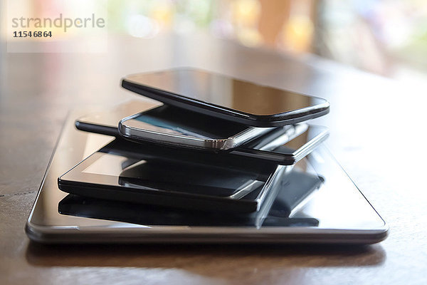 Stapel von digitalen Tabletts und Smartphones  Nahaufnahme
