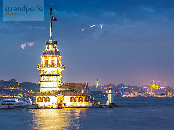 Türkei  Istanbul  Blick auf den beleuchteten Maiden's Tower
