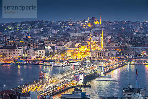 Türkei  Istanbul  Blick auf Eminonu Hafen  Galata Brücke und Neue Moschee