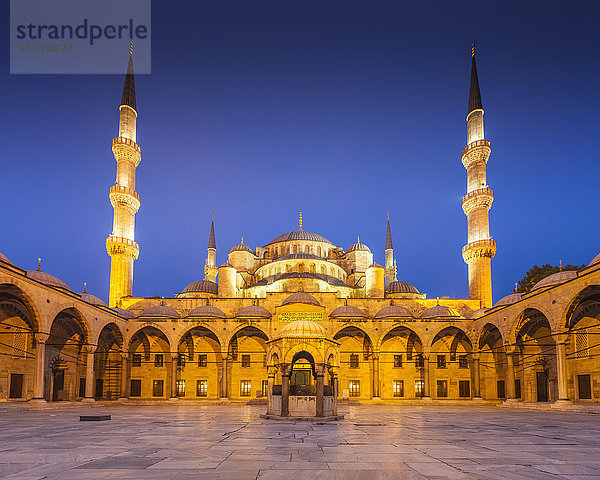 Türkei  Istanbul  Blick auf Sultanahmet Camii  Blaue Moschee  Blaue Stunde
