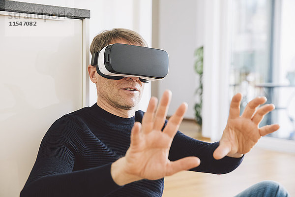 Mann mit Virtual-Reality-Brille mit den Händen
