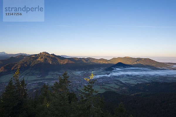 Deutschland  Oberbayern  Blick vom Geierstein ins Isartal mit Lenggries  links Brauneck und rechts Zwiesel und Blomberg