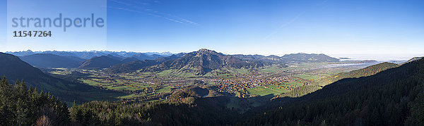 Deutschland  Oberbayern  Blick vom Geierstein über das Isartal  Lenggries und Brauneck  Isarwinkel