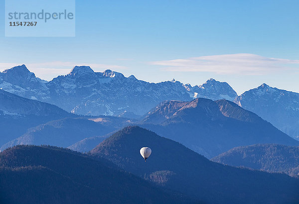 Deutschland  Bayern  Karwendel mit Vogelkarspitze und Pleisenspitze  Blick vom Geierstein  Isarwinkel