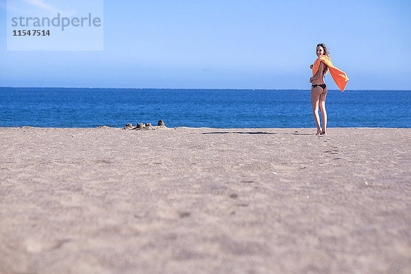 Spanien  Teneriffa  junge Frau am Strand stehend