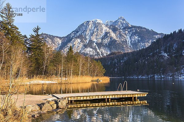 Deutschland  Bayern  Allgäuer Alpen  Schwansee im Winter  Abendstimmung