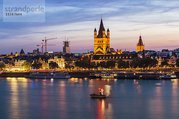 Deutschland  Köln  Blick auf die beleuchtete Stadt mit Groß Sankt Martin und Rathaus