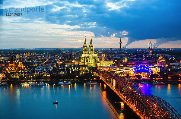 Deutschland  Köln  Blick auf beleuchtetes Stadtbild mit Kölner Dom und Hohenzollernbrücke