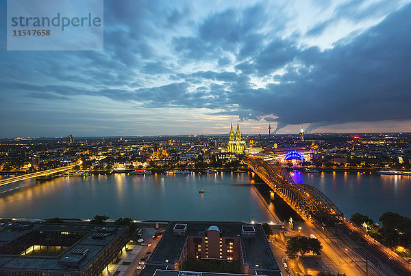 Deutschland  Köln  Blick auf beleuchtetes Stadtbild von oben