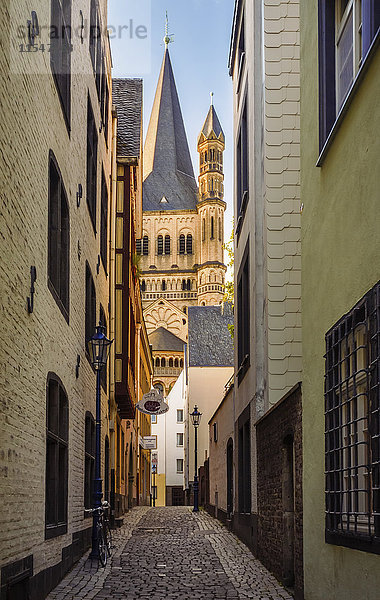 Deutschland  Köln  Blick durch die Gasse mit Gross Sankt Martin im Hintergrund