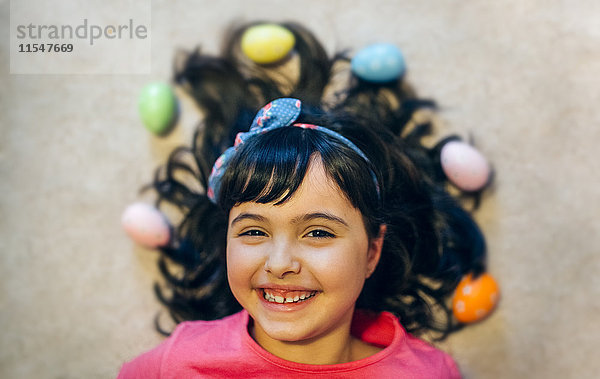Porträt eines glücklichen kleinen Mädchens mit Ostereiern