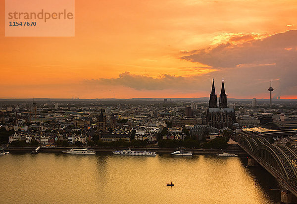Deutschland  Köln  Blick auf das Stadtbild bei Sonnenuntergang von oben