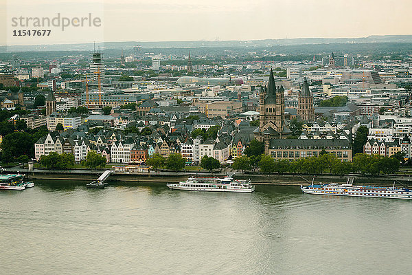 Deutschland  Köln  Blick auf das Stadtbild mit Gross Sankt Martin und Rathaus von oben