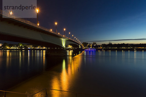 Deutschland  Bonn  Blick auf die beleuchtete Kennedybrücke