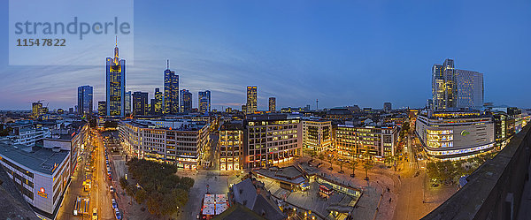 Deutschland  Hessen  Frankfurt Skyline am Abend