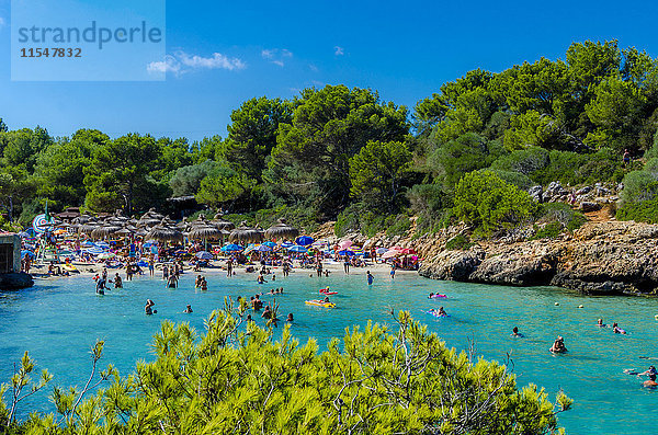 Spanien  Mallorca  Cala Sa Nau  Strand und Touristen