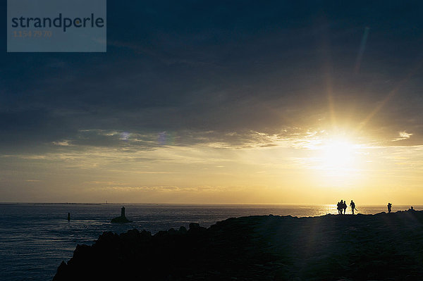 Frankreich  Bretagne  Pointe du Raz  Sonnenuntergang an der Küste mit den Leuchttürmen Phare de la Vieille und Phare de Tevennec.