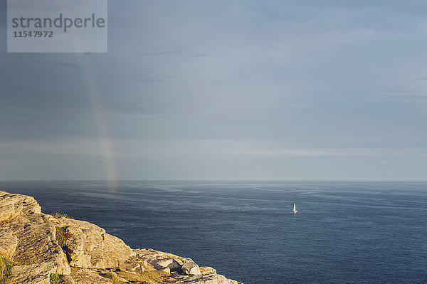 Frankreich  Bretagne  Pointe du Raz  Boot auf dem Meer mit Regenbogen