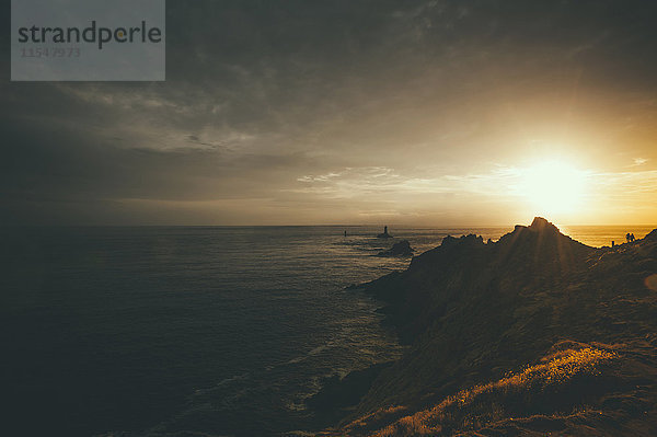 Frankreich  Bretagne  Pointe du Raz  Sonnenuntergang an der Küste mit den Leuchttürmen Phare de la Vieille und Phare de Tevennec.
